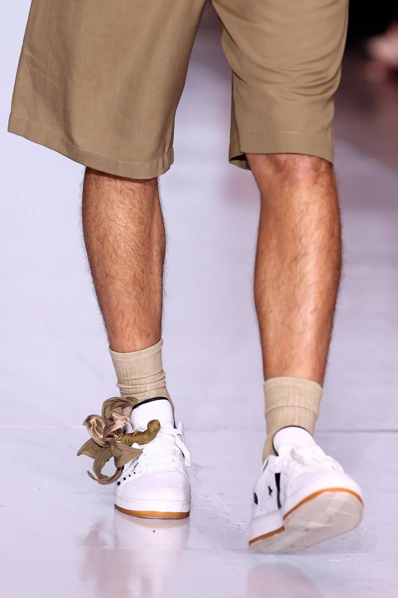 La colección, puesta en escena con zapatillas deportivas Converse, es una apuesta inspirada en el mundo botánico, la evolución de las plantas y cómo su morfología ha cambiado a lo largo del tiempo