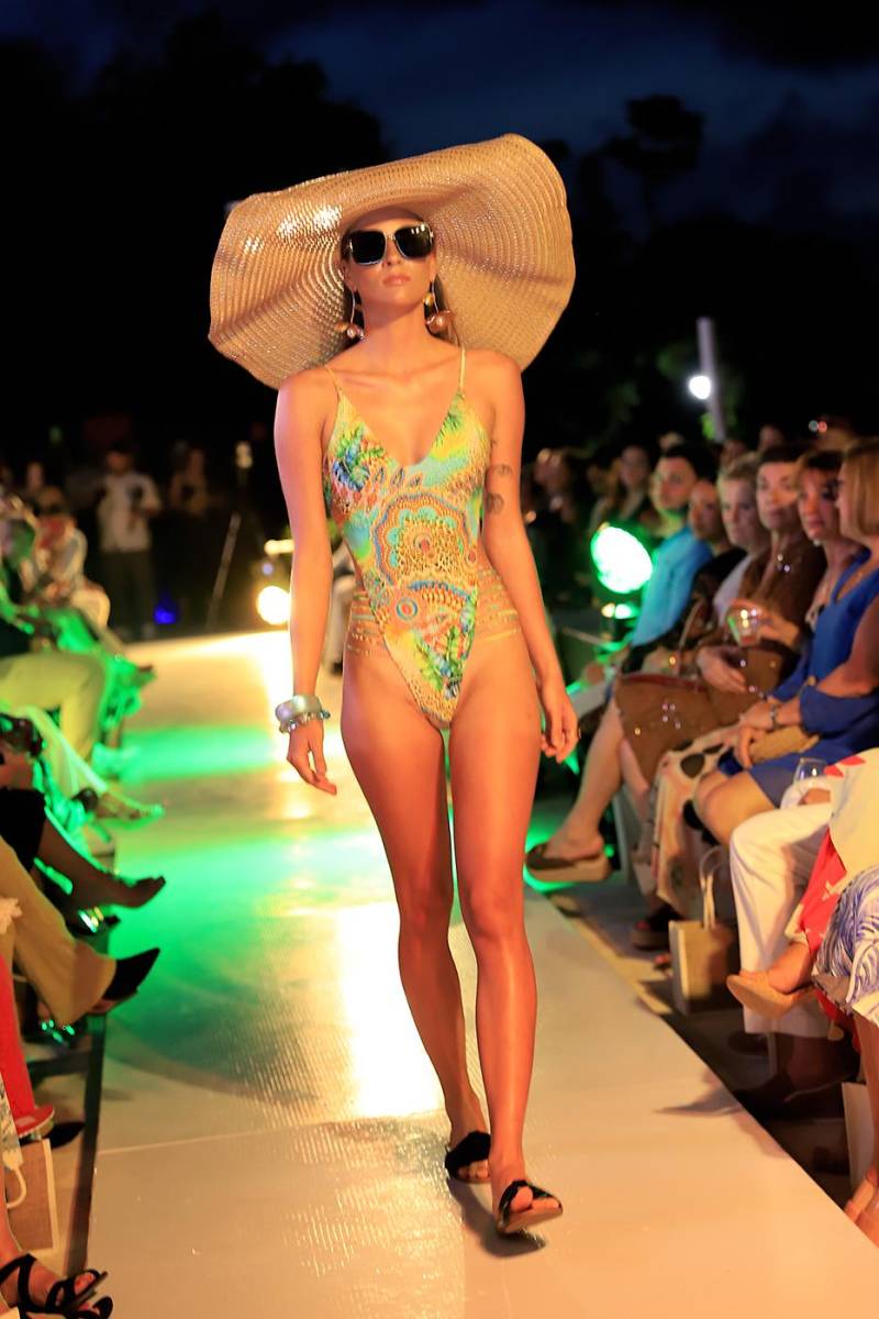 La pasarela de Roatán Vibes Boutique en el Roatán Fashion Show 2025