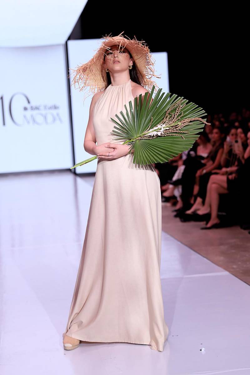 Vestido con escote halter y volumen en la parte inferior