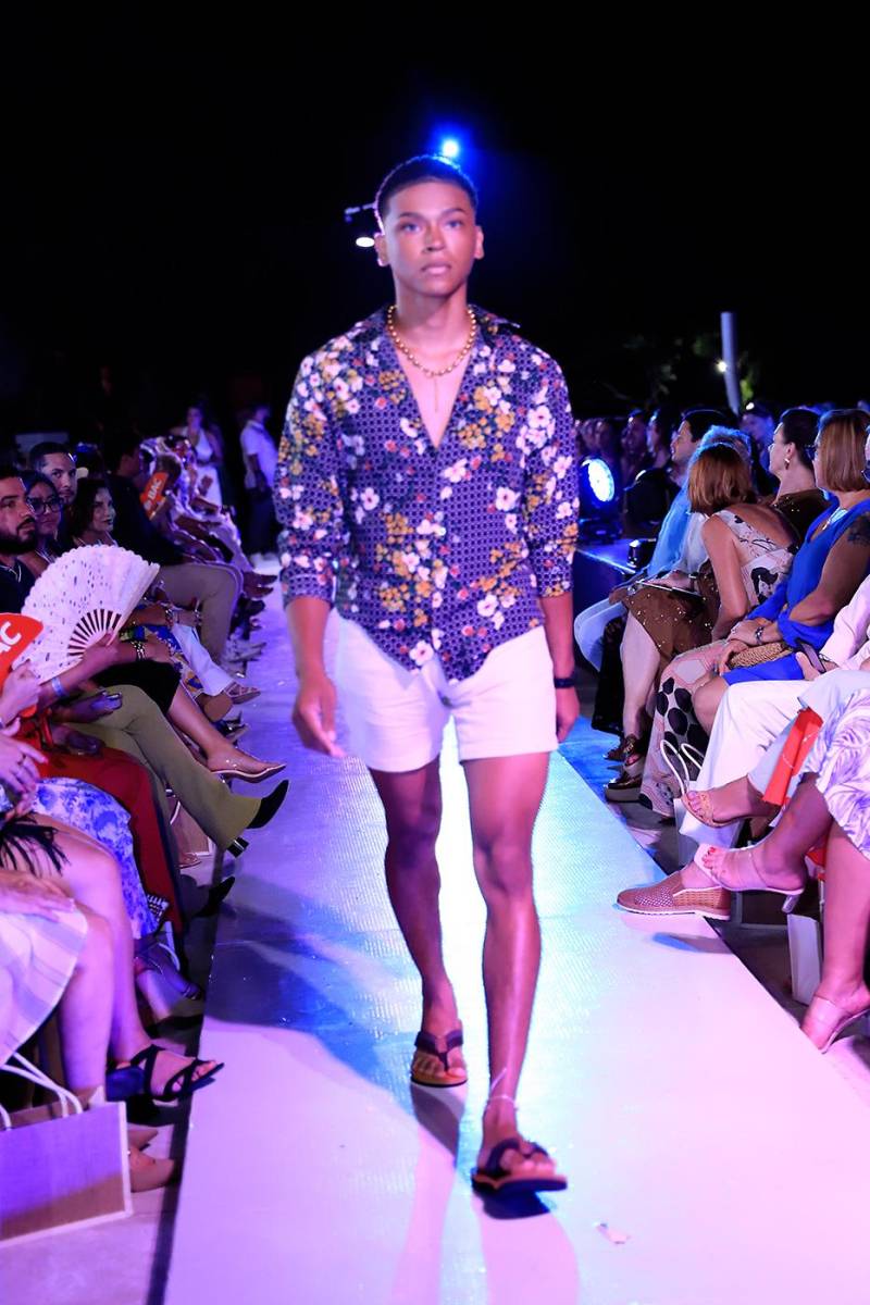 La pasarela de Roatán Vibes Boutique en el Roatán Fashion Show 2025