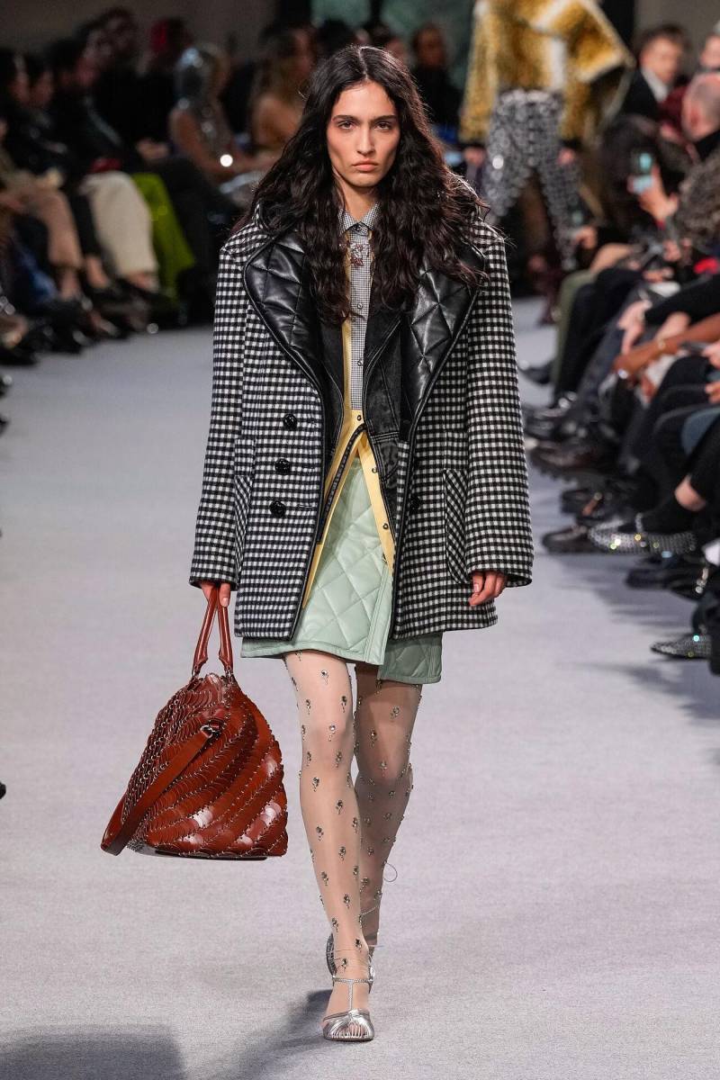 Cuadros de diversos tamaños y colores, rayas verticales y diagonales, animal print, lunares, flecos y flores se mezclan sin pudor en pantalones oversize, chaquetas de hombros marcados, minivestidos y mantones a la cintura. 