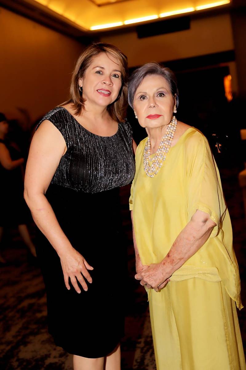 Nolvia Patricia Benitez y María Antonia de Handal.