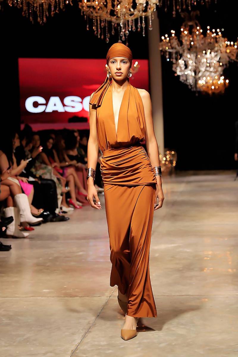 <b>La Guapa.</b> Vestido largo con cuello de escote V profundo y drapeado en las caderas, confeccionado con tejido de Lycra reciclada de primera calidad.
