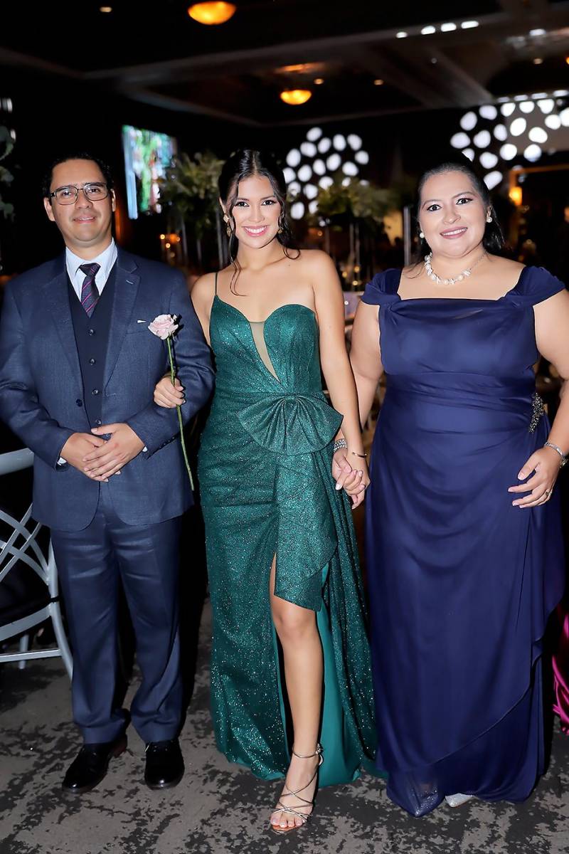 Eduardo, Natalia Victoria Romero y Alicia Sierra.