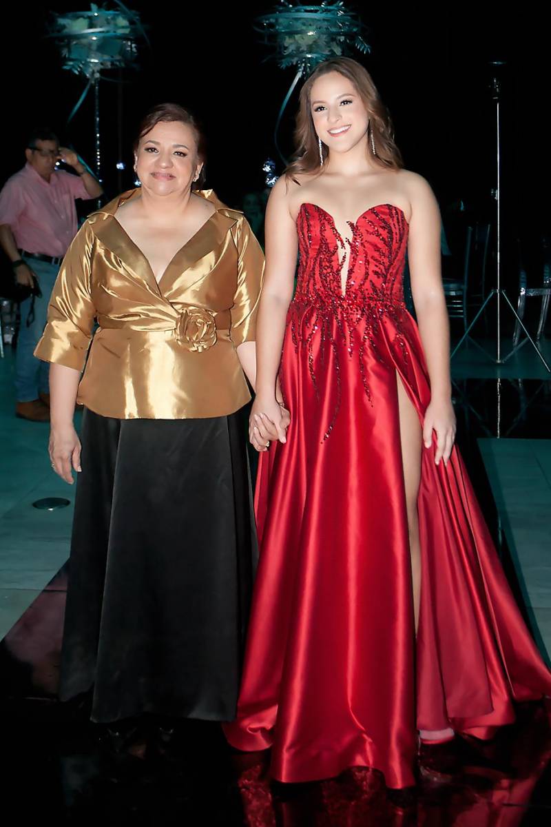 Michelle Vallecido y su madre María Laínez.
