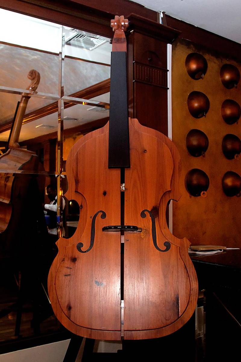 Un violonchelo fue parte de la decoración