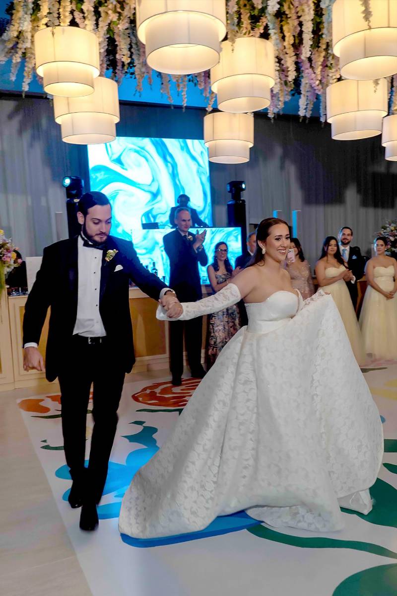 Rafael y Katherine al momento de ingresar al salón para celebrar por su boda.