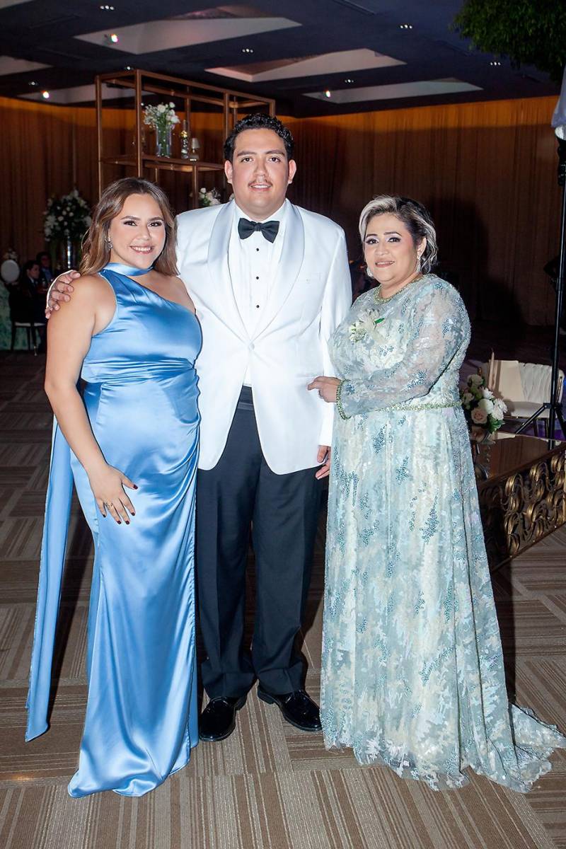 Cinthya Patricia y su hermano Héctor Aguilar con su madre Cinthya González.