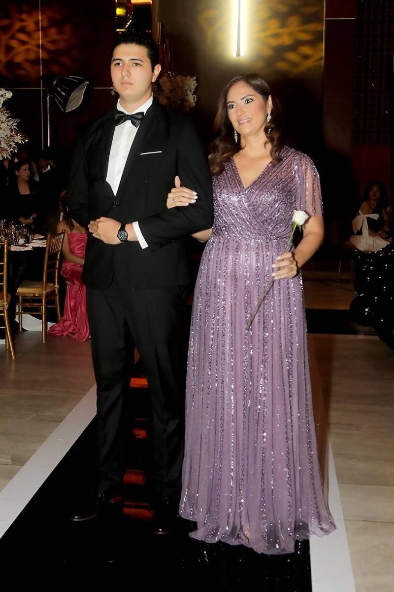 Alfredo con su madre Claudia de Mendoza