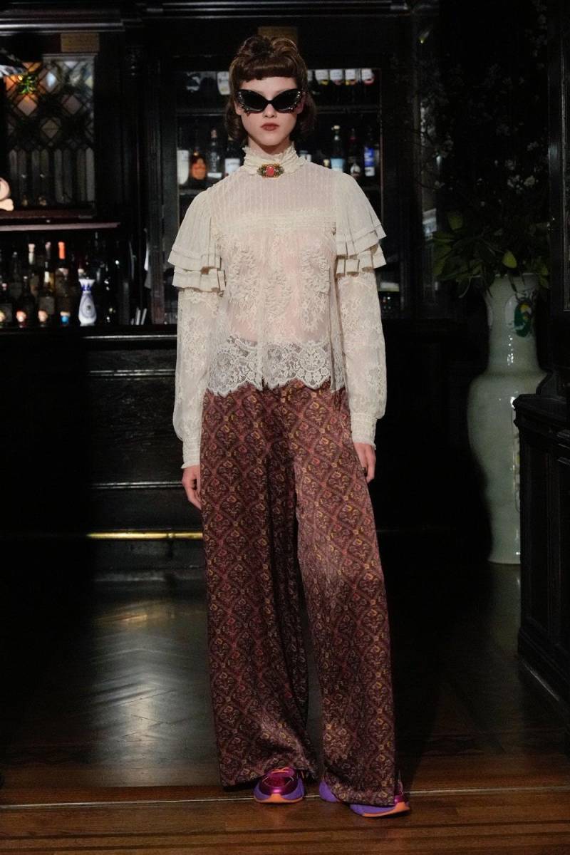 Las gafas de sol de gran tamaño inspiradas en Peggy Guggenheim, completaron el look de Anna Sui