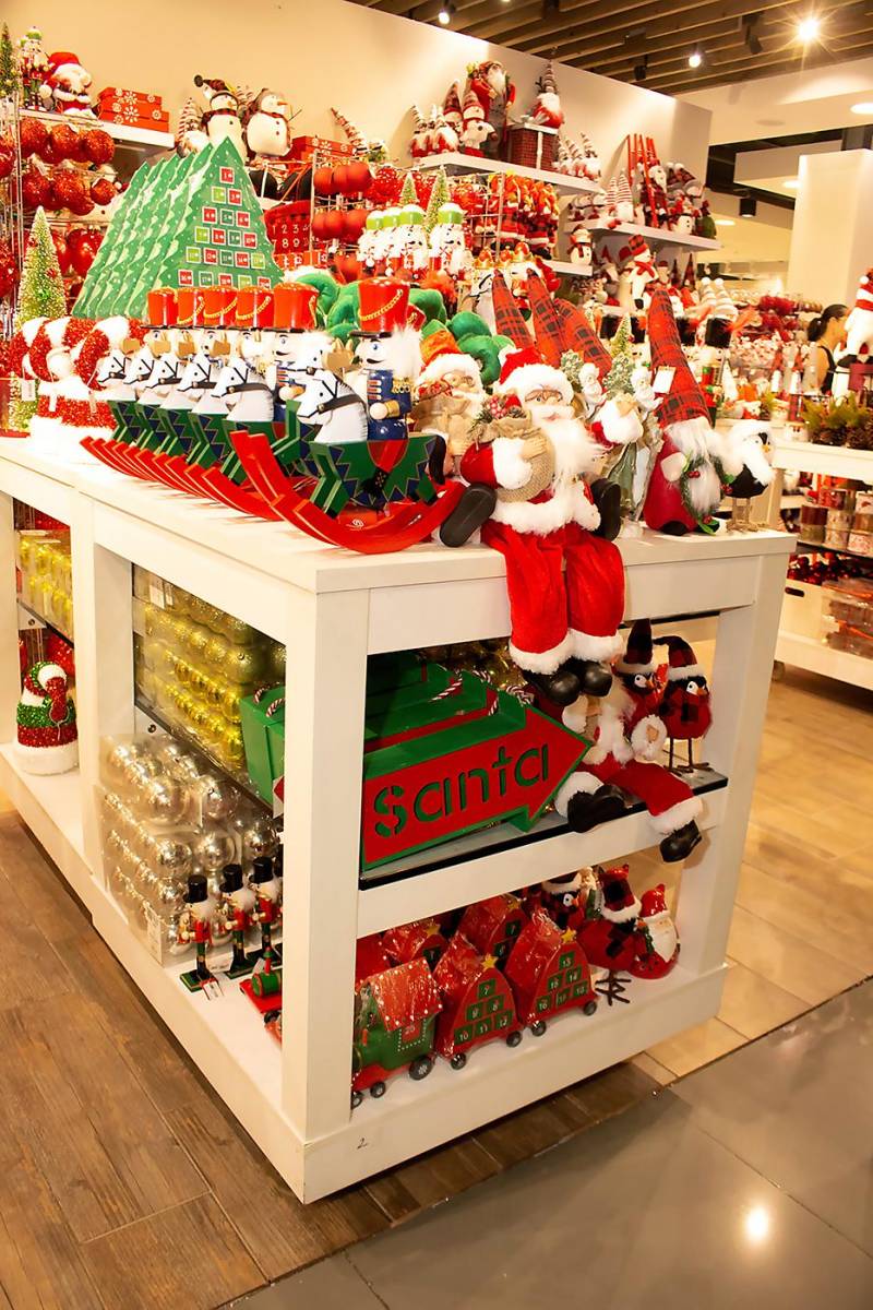 Variedad de adornos navideños para alegrar los distintosambientes de tu hogar u oficina.