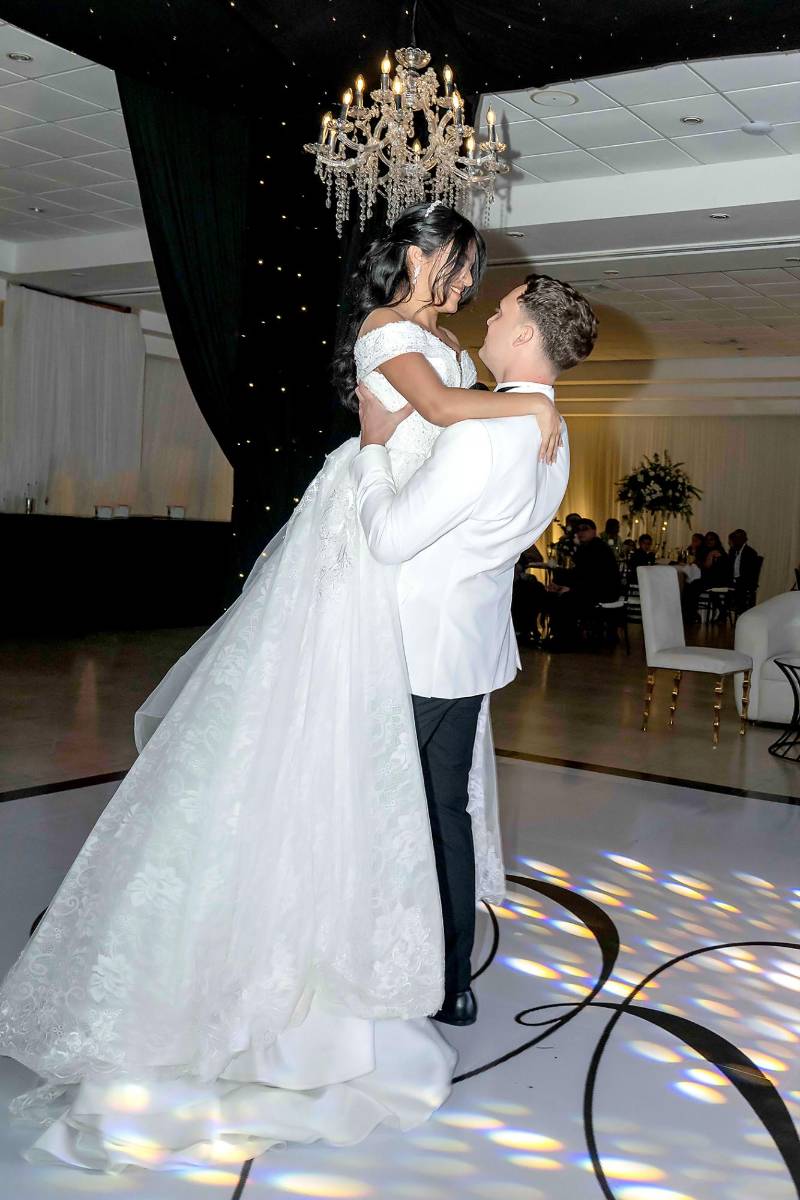 Elois y Brenda, durante su primer baile como esposos.