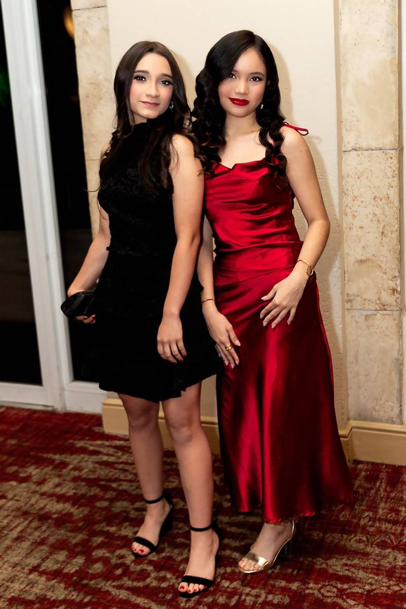 Isabella Cuéllar y Andrea Flores. 
