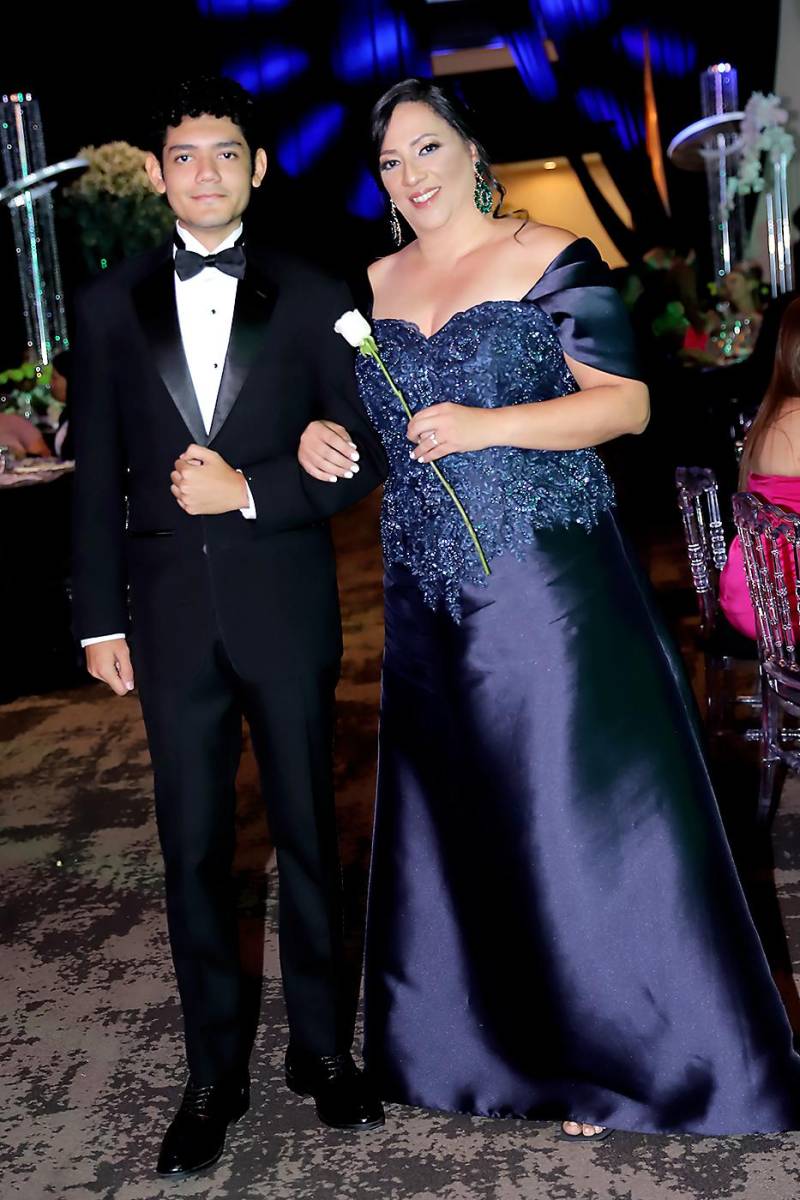 Carlos Roberto Castillo con su madre, Carola Pineda