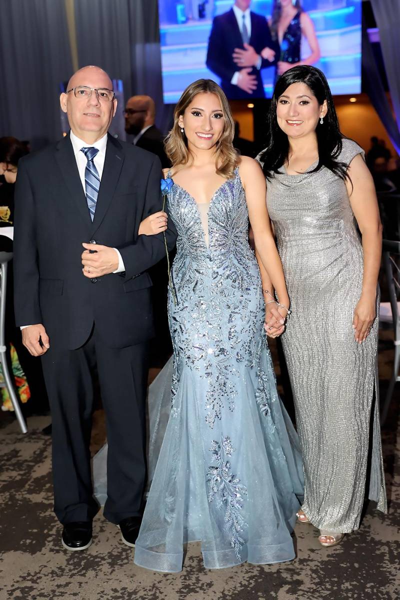 Andrea Orellana Vásquez con sus padres Arturo Orellana y Leslie Vásquez