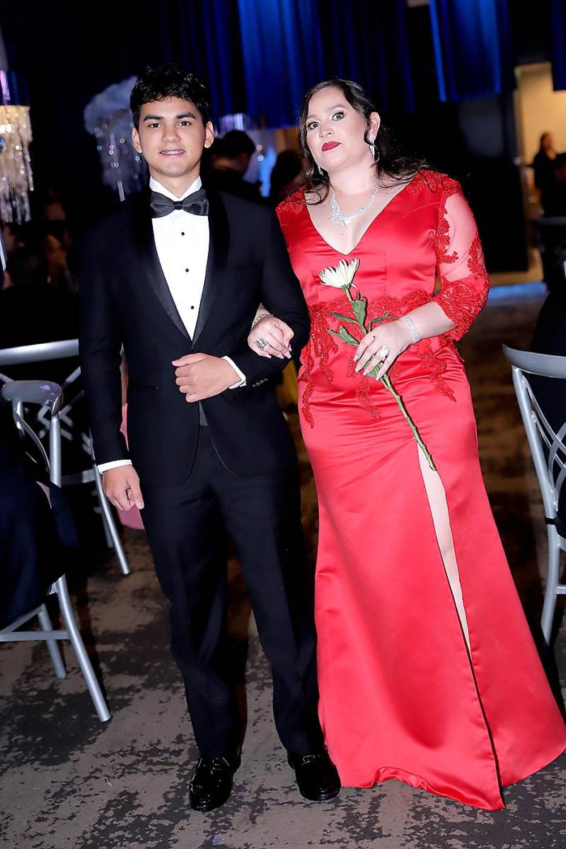 Desfile padres e hijos de la prom de DelCampo School 2024
