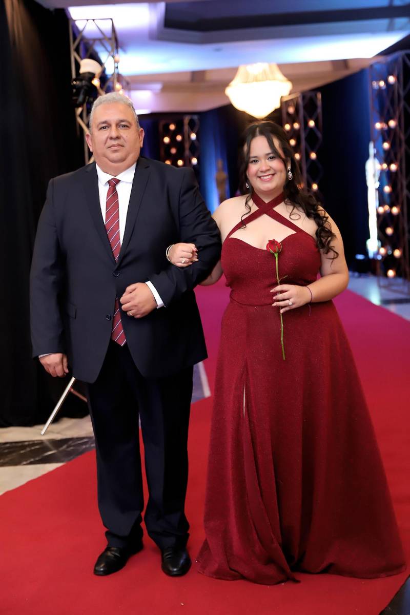 Desfile padres e hijos de la prom 2025 del Instituto San José del Carmen