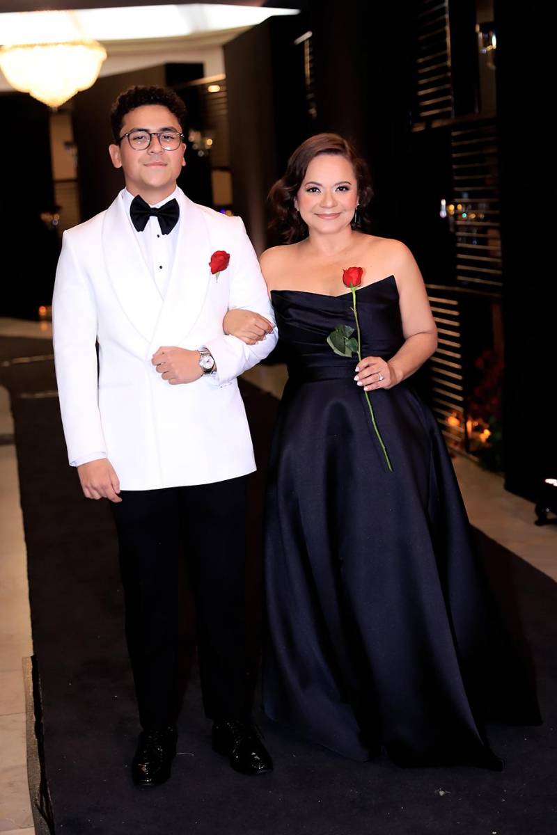 Desfile padres e hijos de la prom 2025 de DelCampo School
