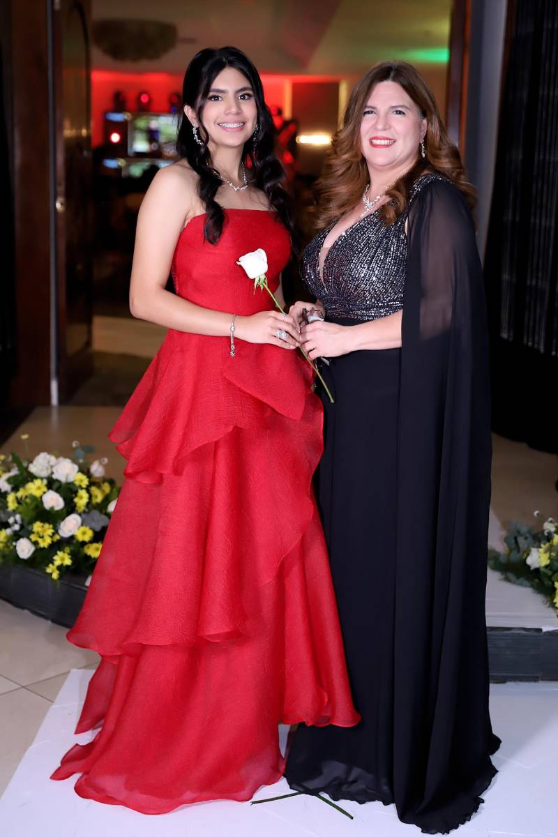 Desfile padres e hijos de la prom 2025 del Instituto San Miguel