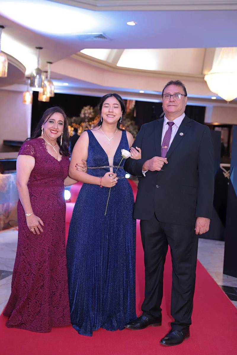 Desfile padres e hijos de la prom 2024 del Instituto Sagrado Corazón