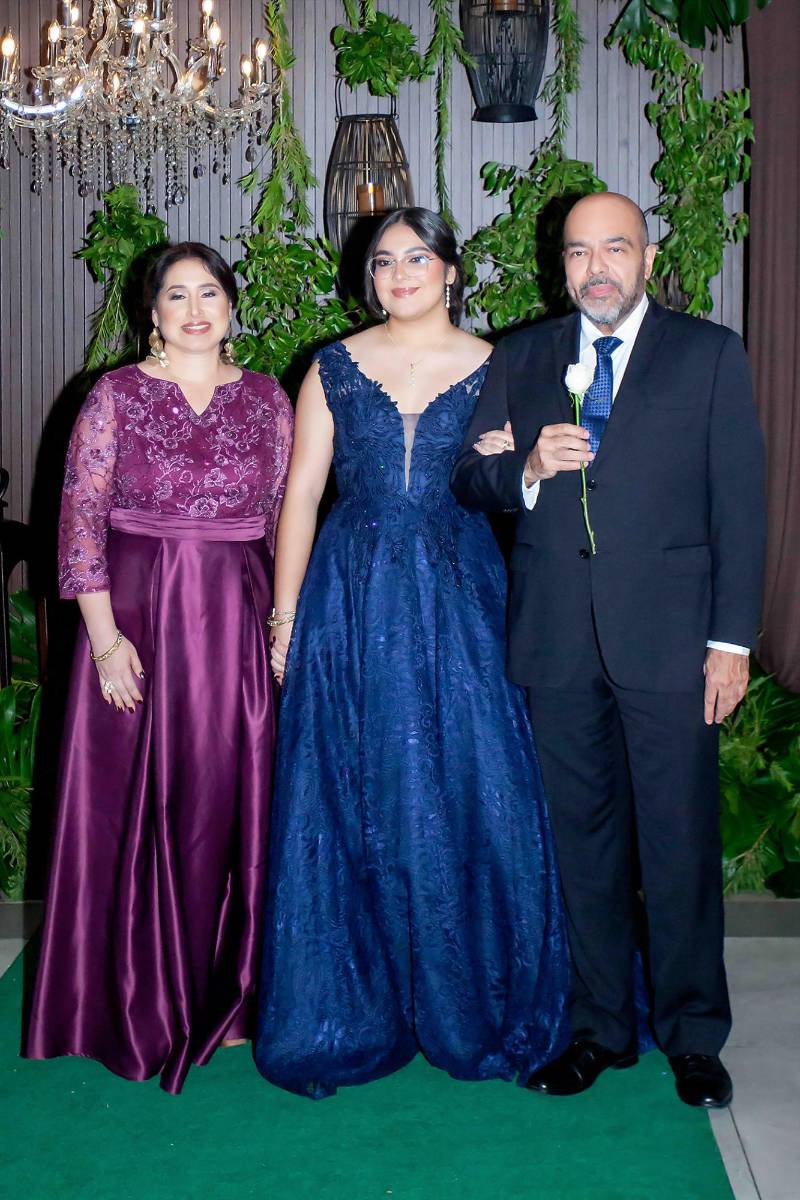  Yessica Ortíz Mirena con sus padres Juan Francisco Ortiz y Yessika Mairena. 