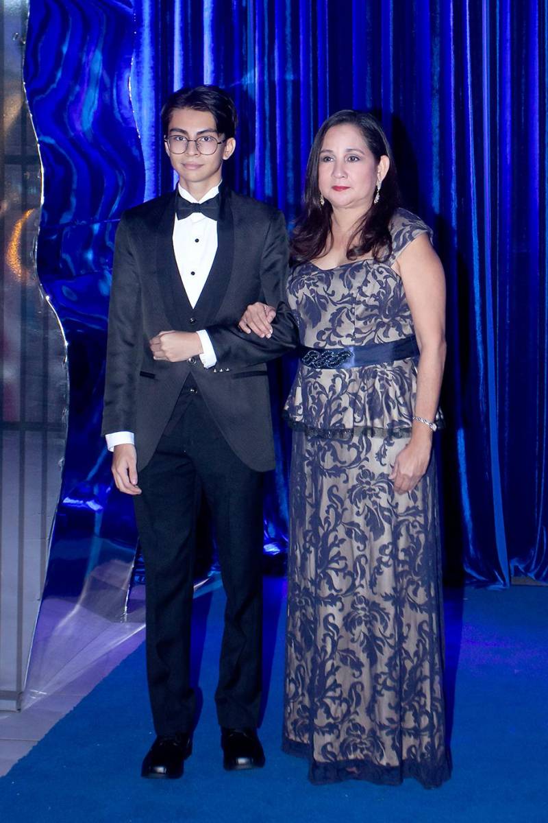 Daniel Andrés Sarmiento Martínez con su madre Claudia Martínez.