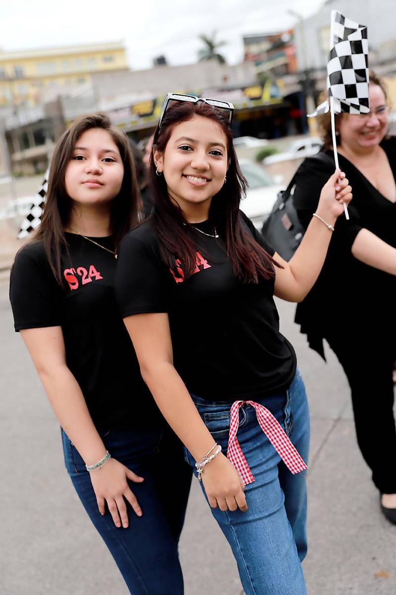 Emely Méndez y Valeria Flores 