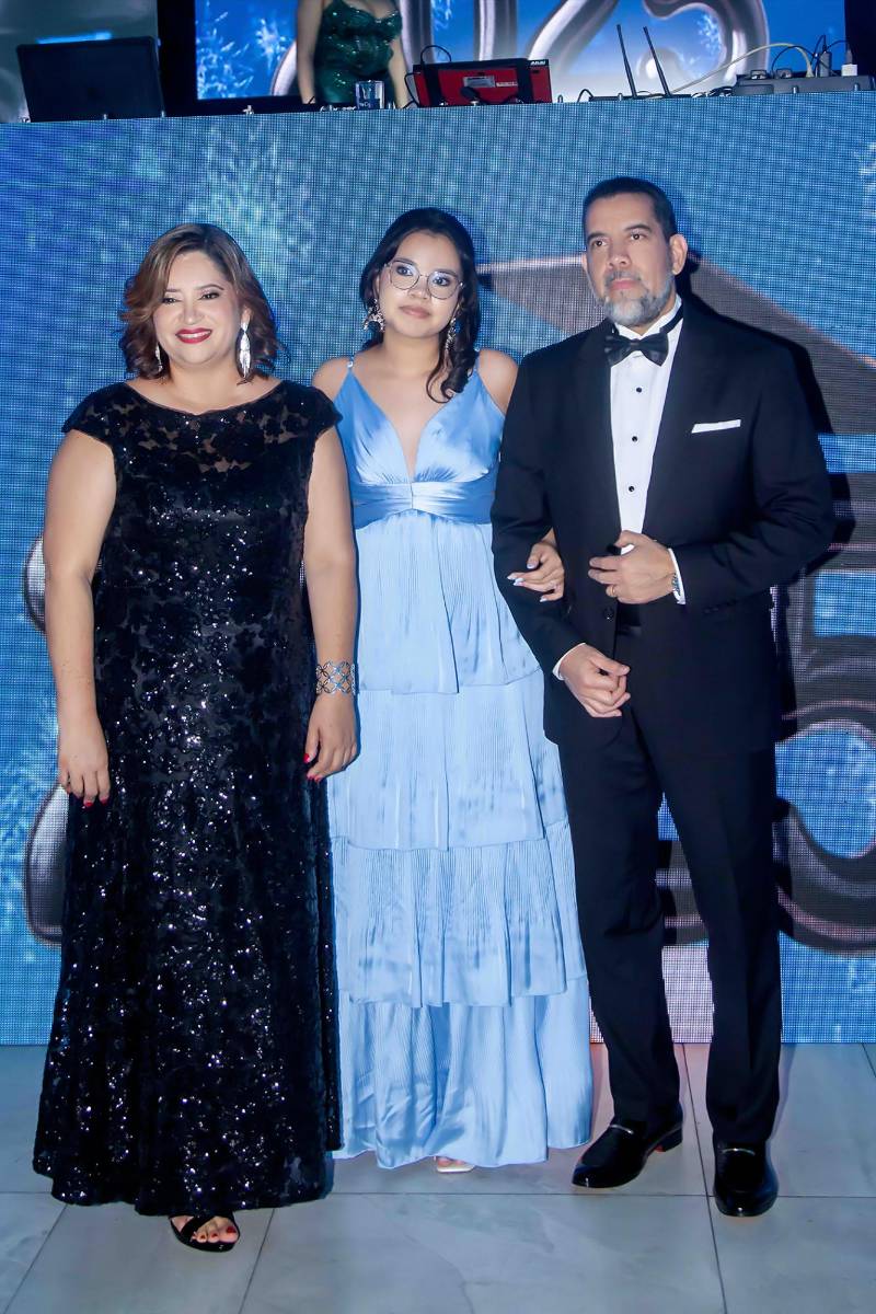 Desfile padres e hijos de la prom 2025 de Saint Peter Academy