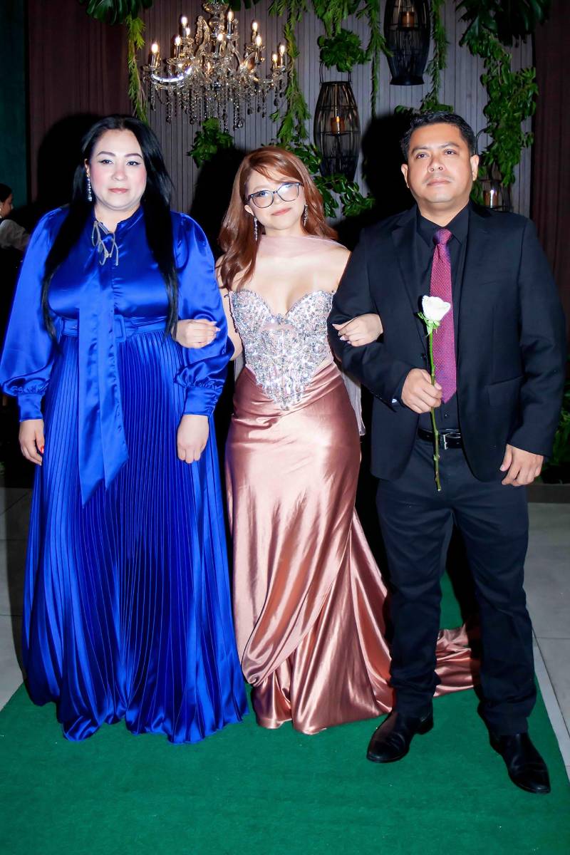  Katherine Ayala con madre Damaris Alejandra García y su padre Dennis Alexander Ayala. 