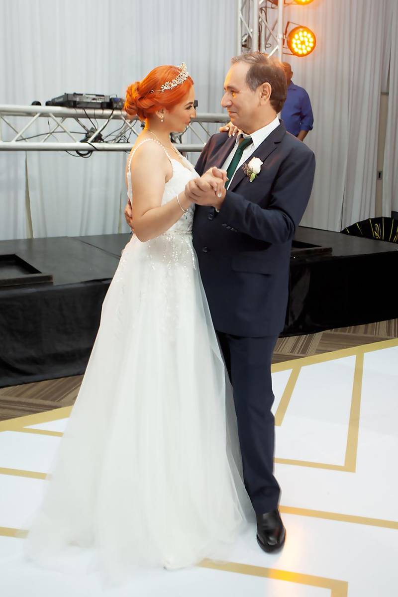 Annie Rivera baila con su padre Ramón Darío Rivera.