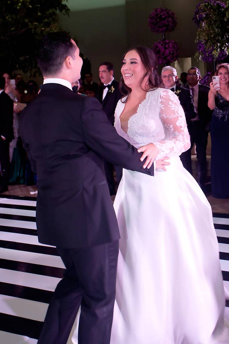 Los nuevos esposos en su primer baile: Guiselle Ferez y Renán Núñez.
