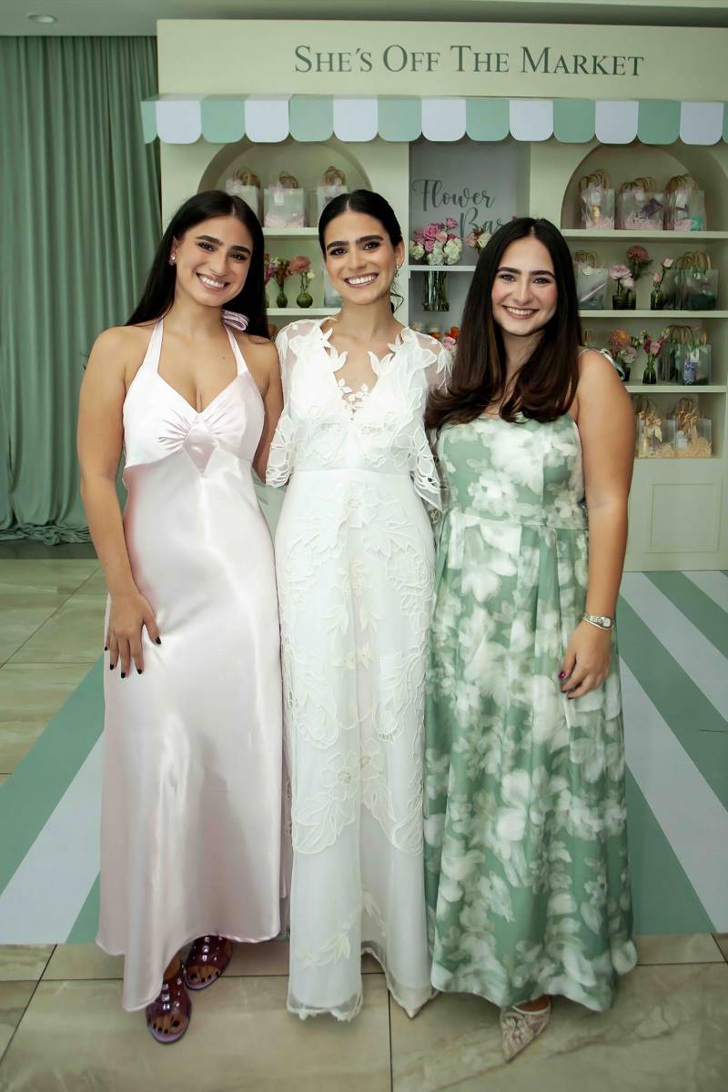 La novia Isabella Mourra con sus hermanas Arianna y Lucianna Mourra. 
