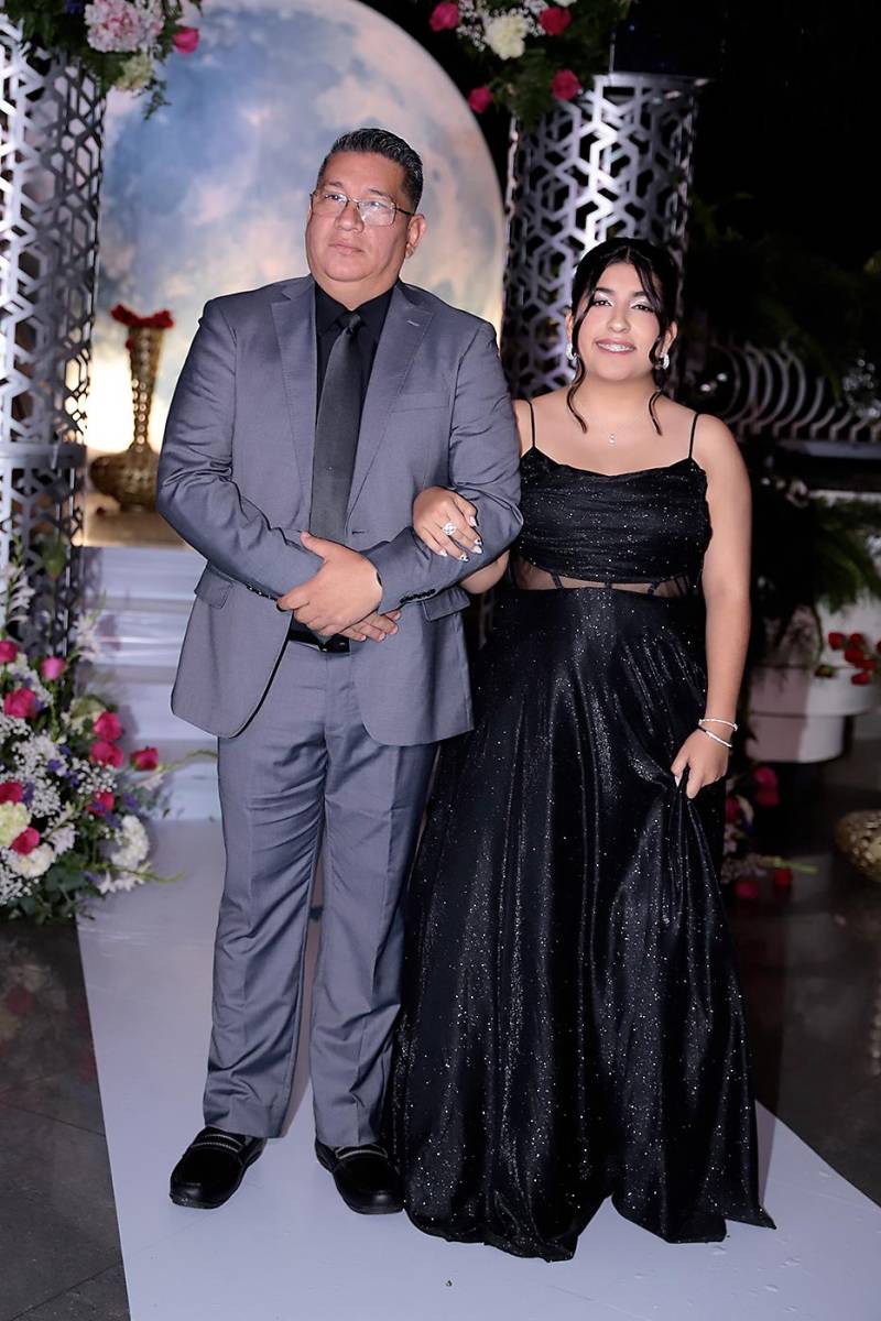 Desfile padres e hijos de la prom 2024 del Instituto San José del Carmen