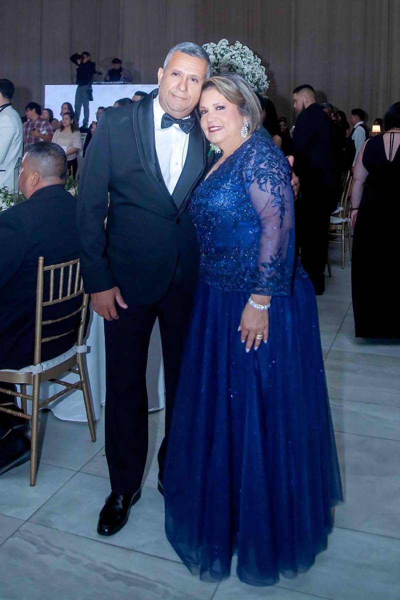 Rolando Maradiaga y su esposa Sandra Pineda, padres del novio: Rolando José