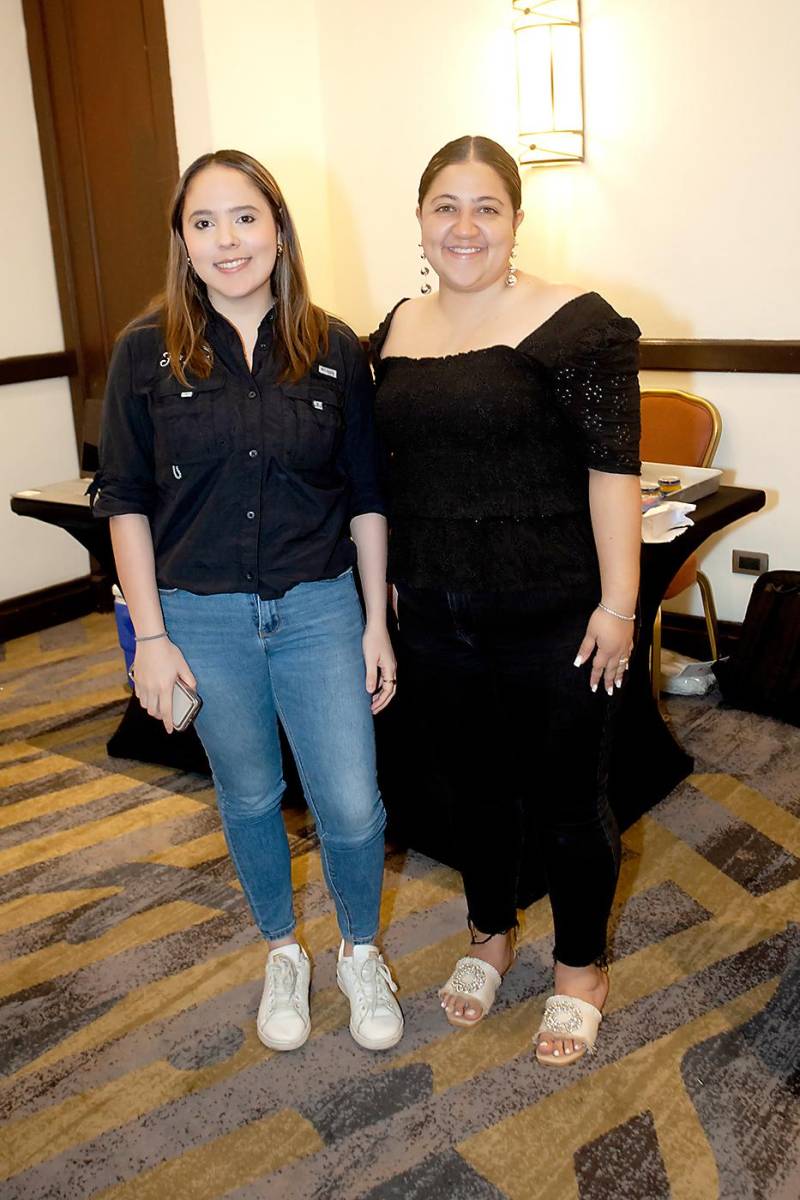 Keren Cabrera, representante de Flor de Caña, y Andrea Díaz, fundadora de Velvet Box y anfitriona del evento.