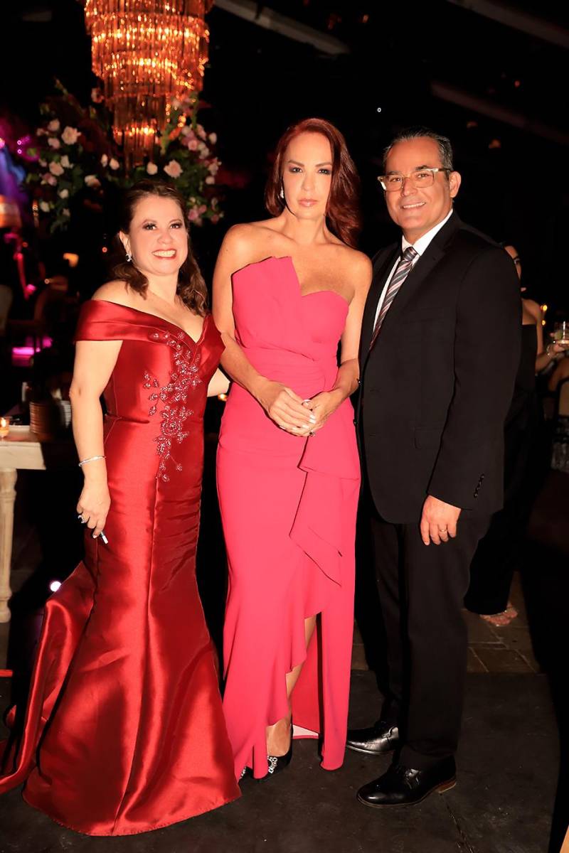 Karen Uclés con Rosa y Mirko Cuculiza 