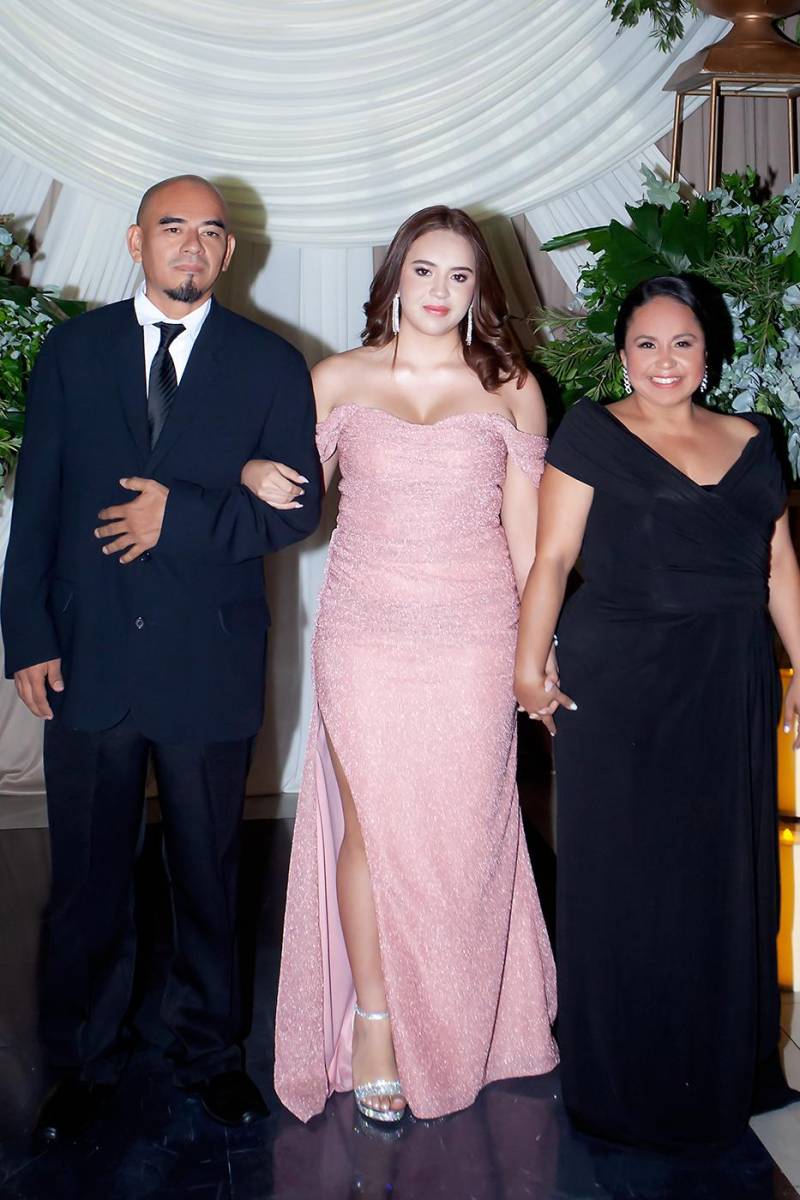 Alicia María Sabillón Flores con sus padres Joel Sabillón y Katty Flores