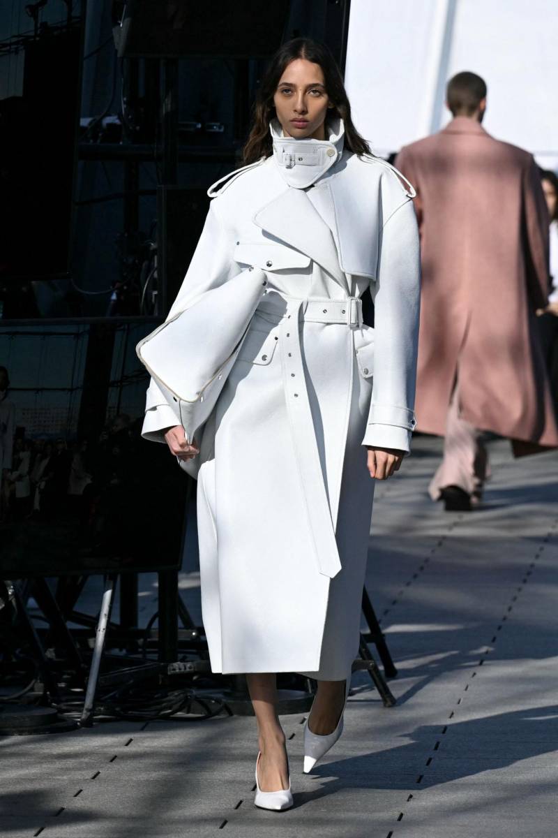 El blanco destaca en la apuesta en looks monocromáticos para un invierno chic y minimalista