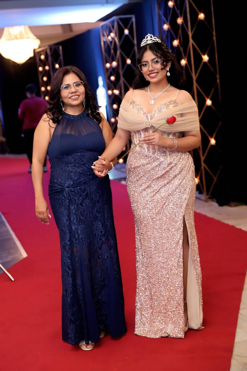 Desfile padres e hijos de la prom 2025 del Instituto San José del Carmen