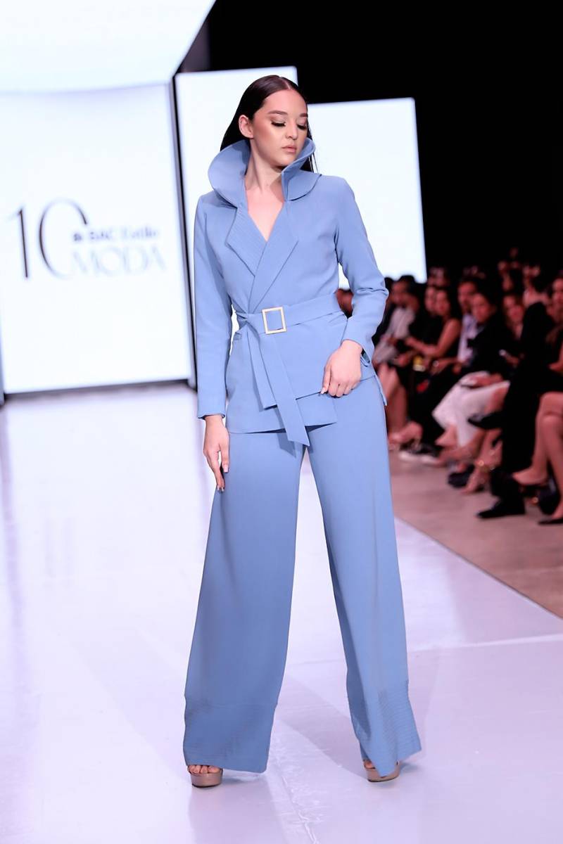 El power suit de Noguera llega en tonos pastel, con una chaqueta traslapada de corte clásico y cuello estructurado de formas redondeadas, combinada con pantalones wide leg, fusionando comodidad con autoridad y estilo.