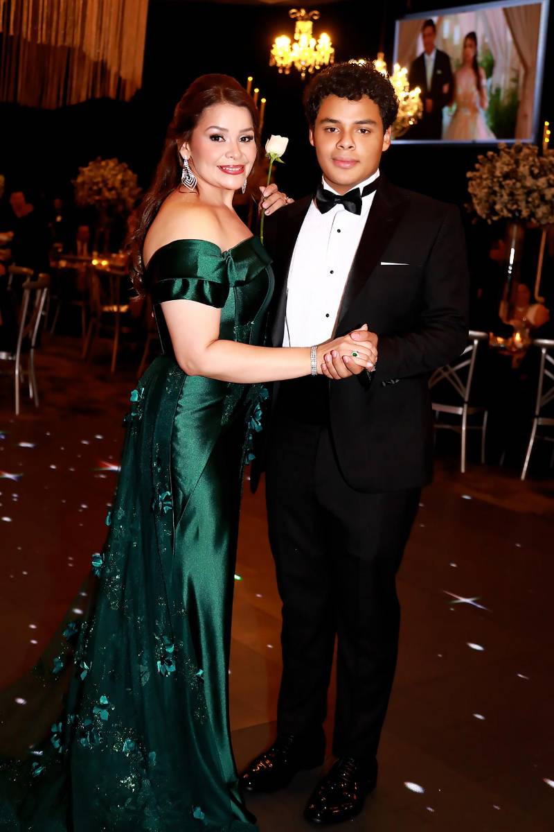 Paolo Pizzati y su madre Karen Quiroz. 
