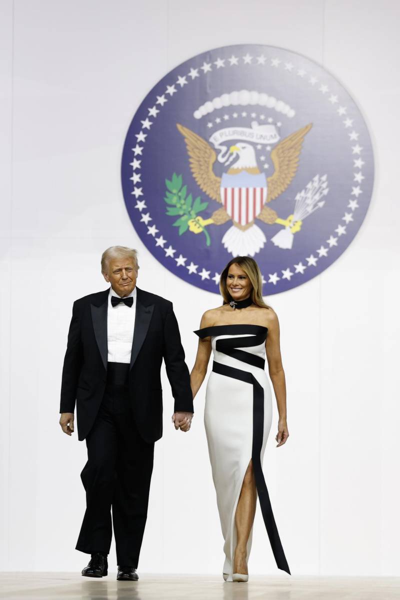 El presidente Donald Trump y su esposa Melania arriban al escenario para el tradicional Commander-in-Chief Ball en Washington, con el que culminaron los actos de la toma de posesión. 