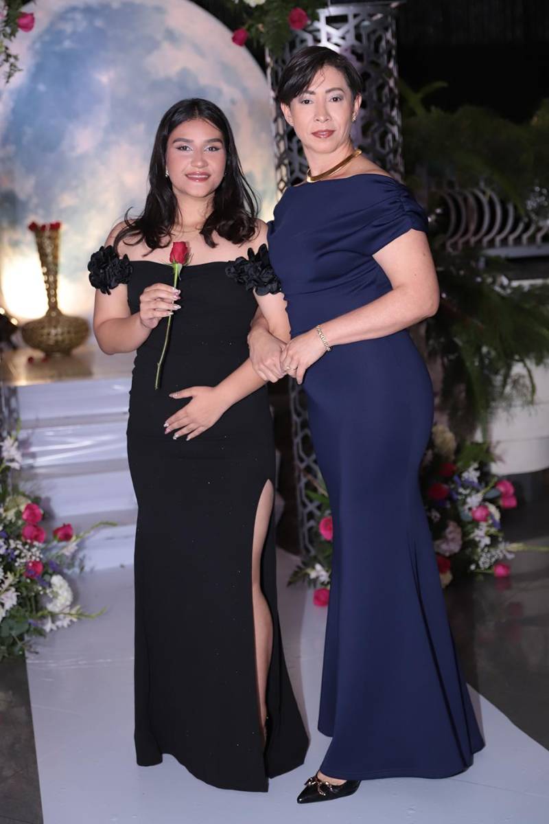 Desfile padres e hijos de la prom 2024 del Instituto San José del Carmen