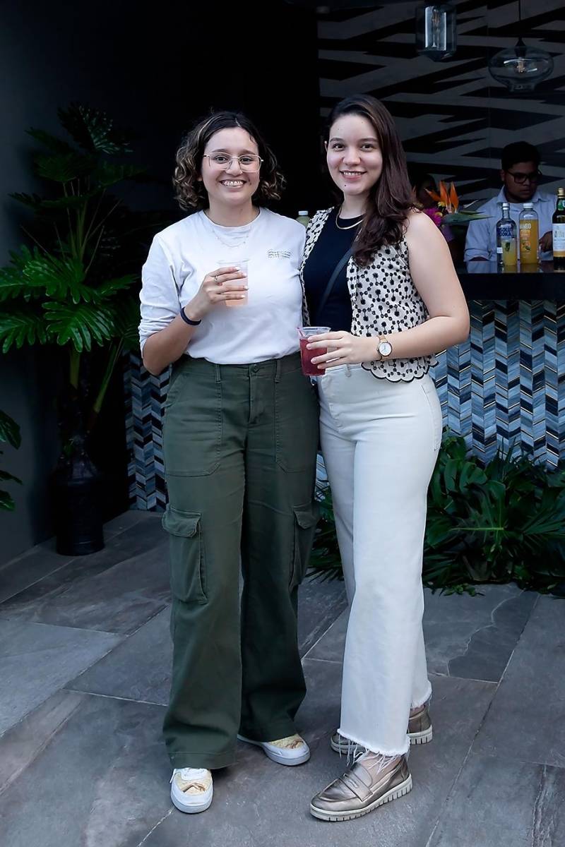Silvia Castellanos y Janelle Pineda.