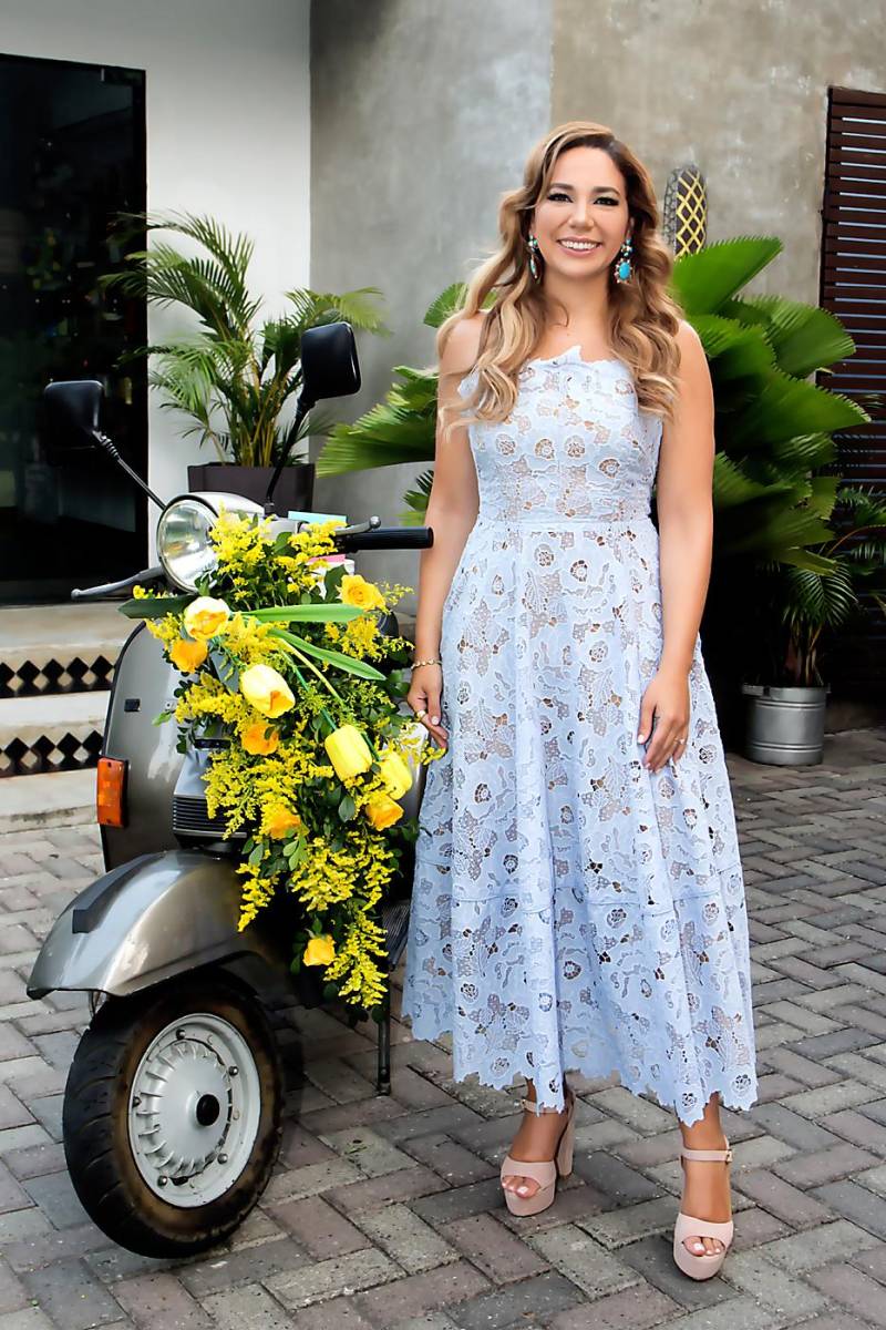 La feliz novia Nicole Vaquero.
