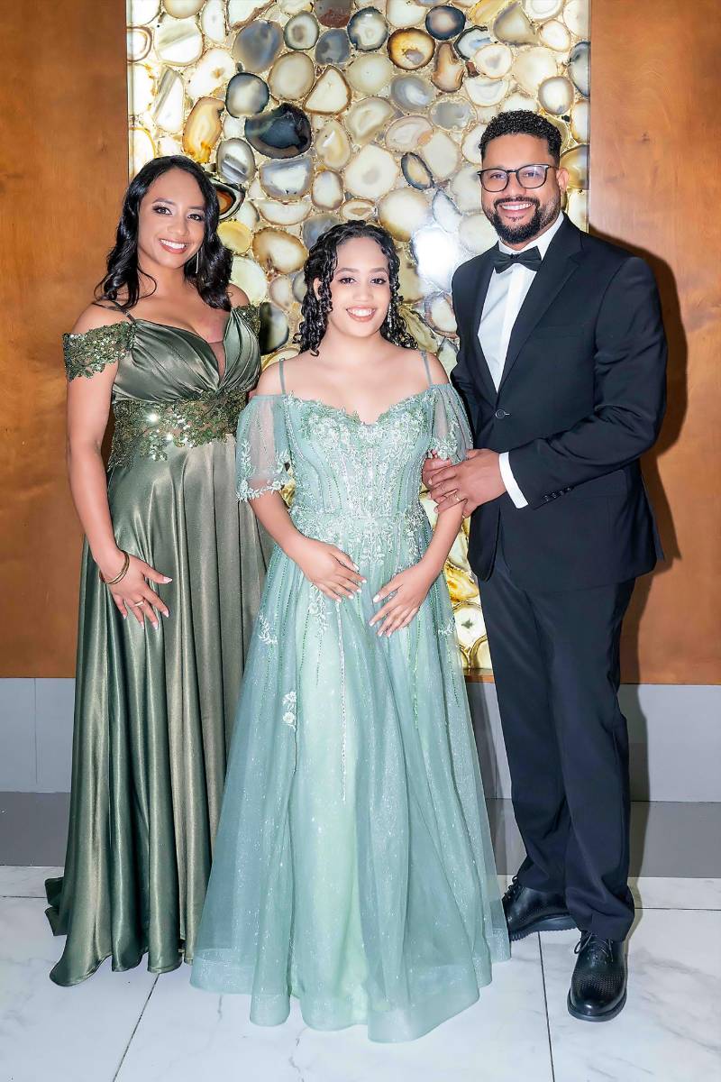 Jaroly Daijany Núñez Alcántara con sus padres Jairo Núñez y Darvelys Alcántara. 