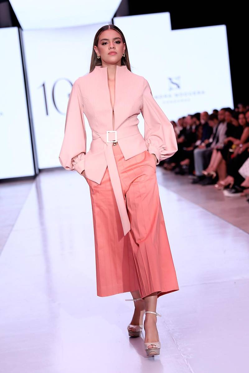 Wide leg cropped pants en coral con chaqueta de mangas bishop, que aportan una belleza nostálgica al outfit