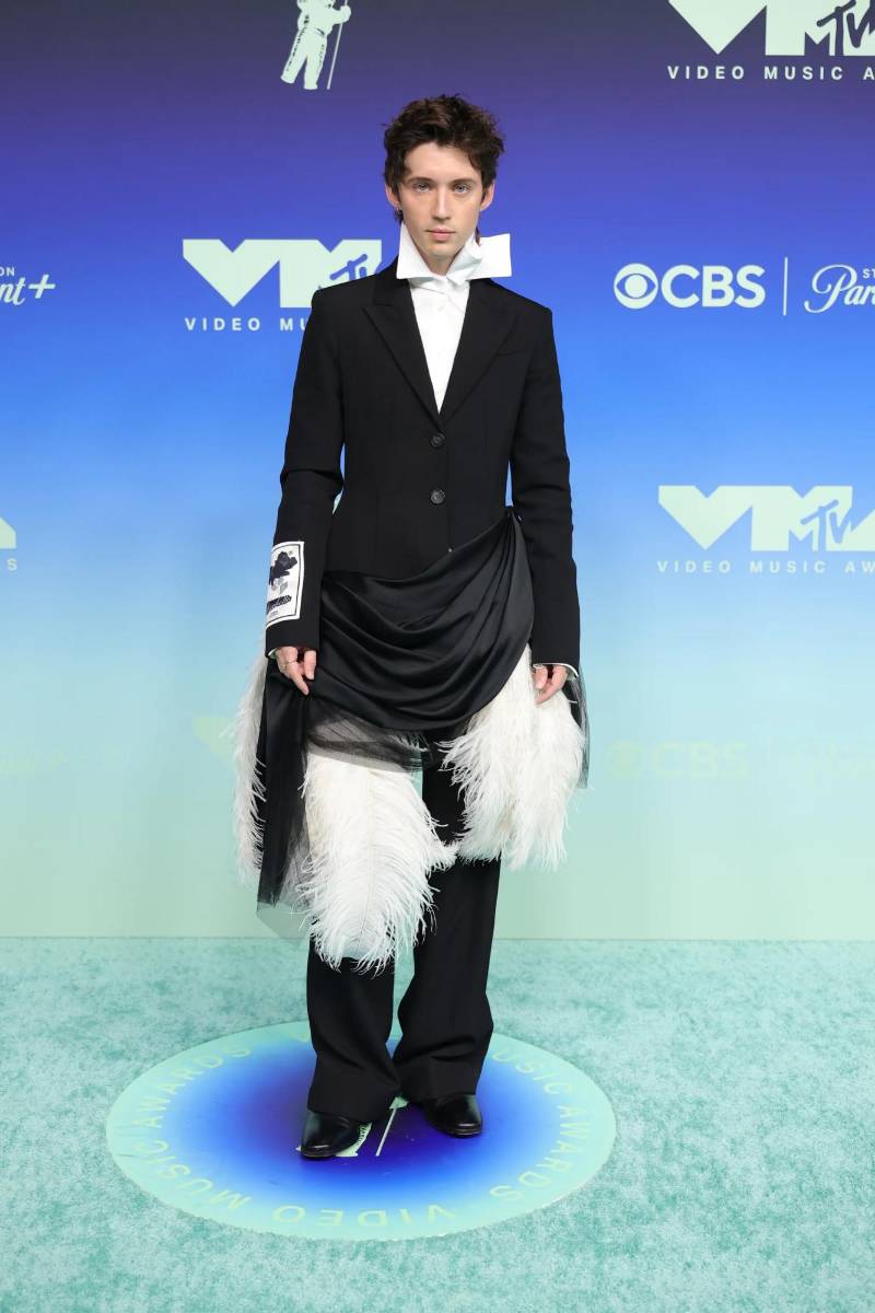 Troye Sivan lució un conjunto de Erdem Spring Summer 2027.