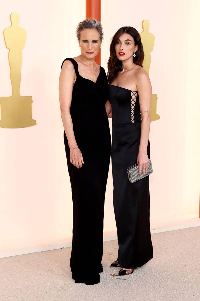 Con un diseño negro de Vacarello y un recogido natural, Andie MacDowell llegó a la gala con su hija Rainey de 32 años