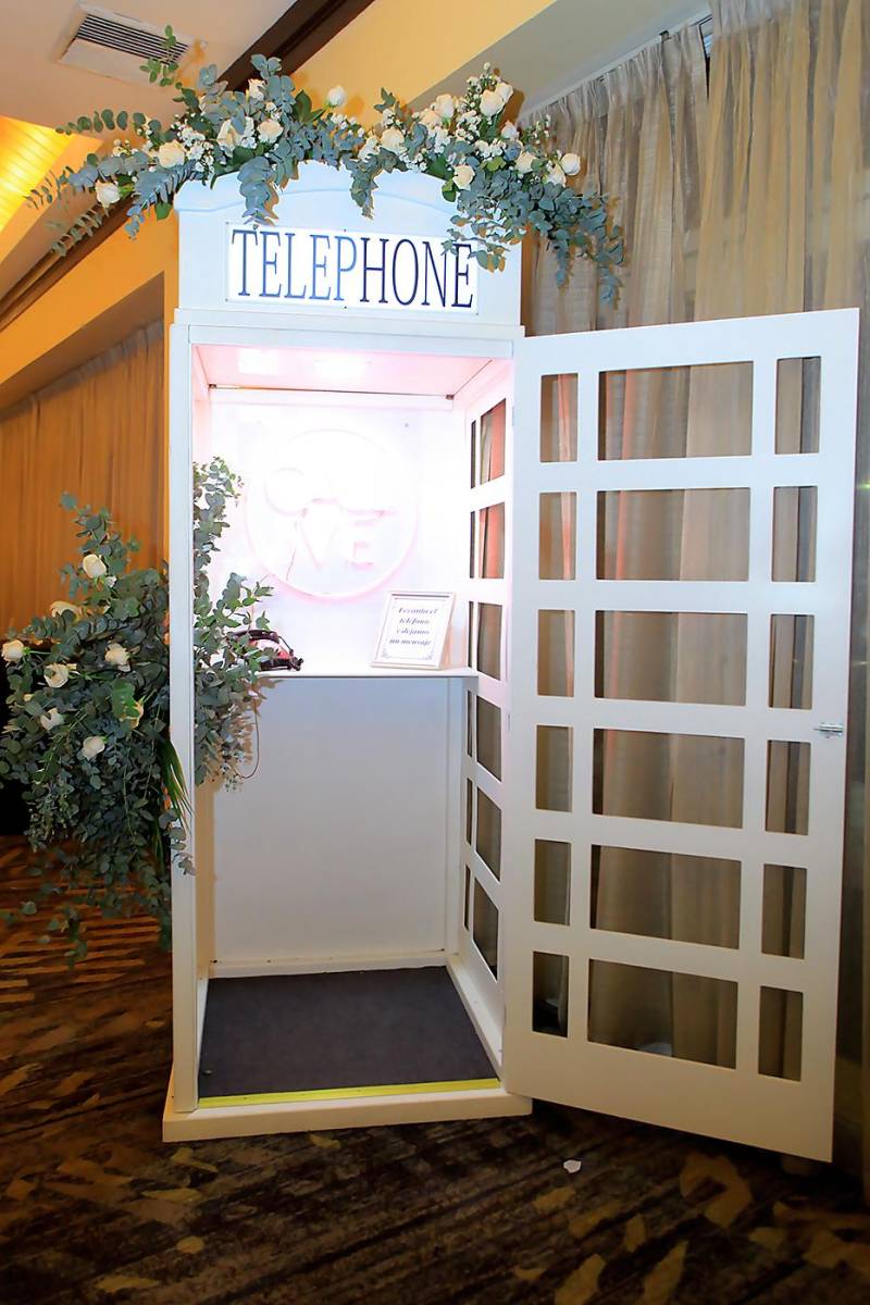 Para la ocasión instalaron una cabina telefónica estilo inglés